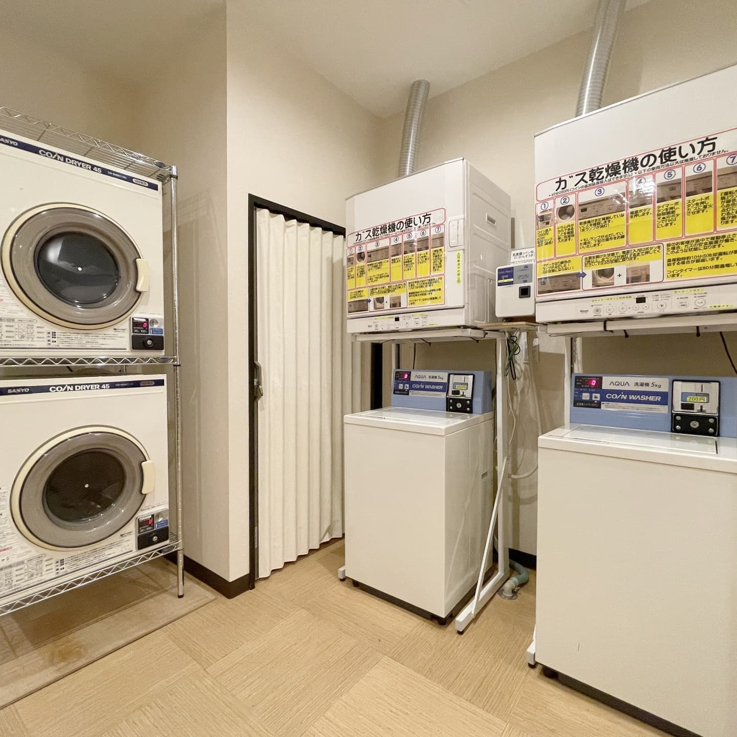 【コインランドリー】 男湯脱衣場内、 洗濯機2台、ガス乾燥機2台 電気乾燥機2台