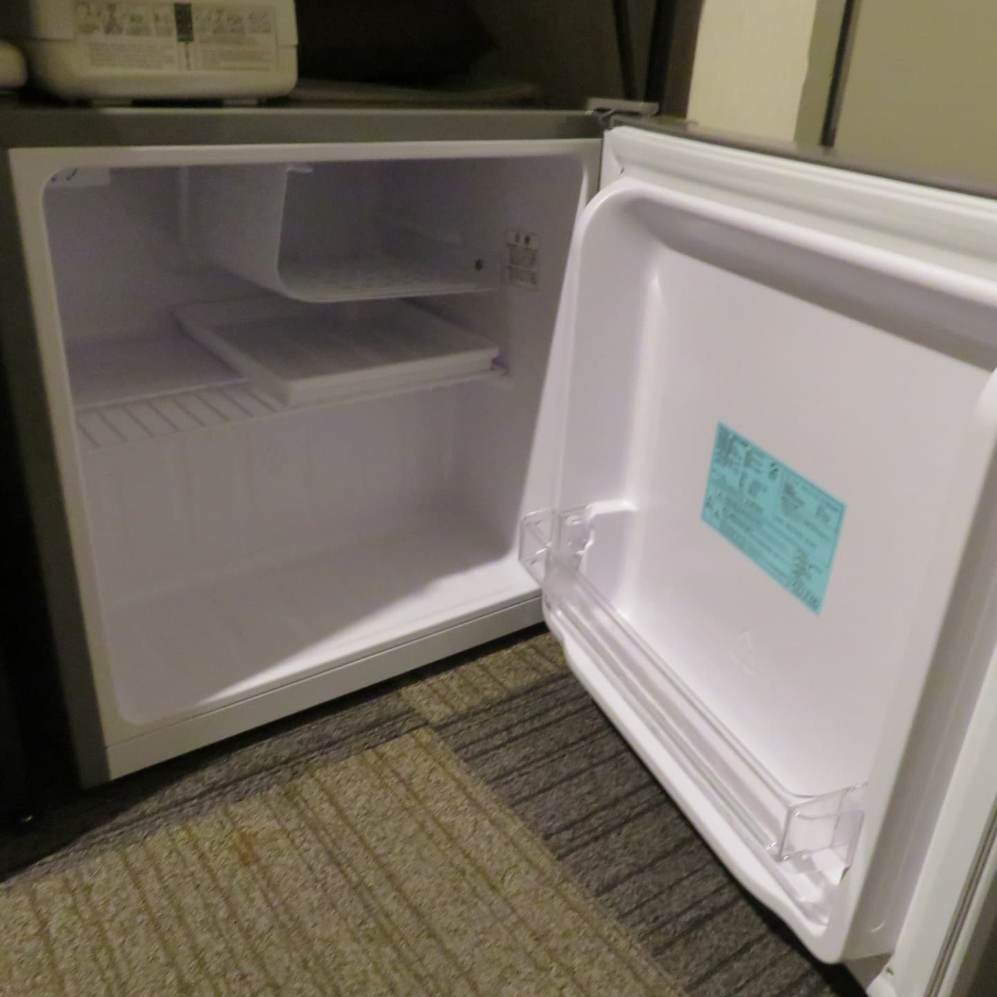 【全室共通】1ドア直冷式冷蔵庫。ミニ冷凍庫有。